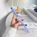 Vista dettagliata del cinturino per orologio sottile in silicone viola e della custodia protettiva. - Lilla + Custodia Bianca