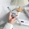 Cinturino per orologio in silicone grigio per Apple Watch, mostrato in dettaglio per uso quotidiano. - Grigio Chiaro + Custodia Grigia