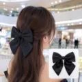 Détail pince à cheveux nœud satin noir, grand accessoire élégant pour coiffure. - Noir