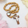 Houten rozenkrans armband met kruis en hart hanger, vintage katholieke gebedskralen voor dagelijks. - Klassieke Kruis Stijl / Natuurlijk Hout (ZJ251023001-1)