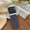 Calze al polpaccio in maglia grigio scuro con fiocco carino e design a coste, comode casual. - Taglia unica / Smoke