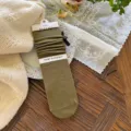 Calze in maglia verde oliva da donna, con fiocco grazioso e stile retrò accogliente. - Taglia unica / Verde oliva