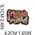 Détail de patch brodé avec citation motivante en anglais et dimensions clairement visibles. - Style EMOTIONS ARE healthy! (W25HD-118-02)