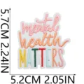 Détail de badge de patch brodé mental health matters inspirant pour la décoration de vêtements. - Style Coloré mental health MATTERS (W25HD-072-12)