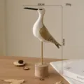 Modello di uccello a coda lunga in legno, decorazione da tavola in stile mediterraneo. - Uccello Giallo e Bianco su Ceppo