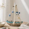 Modello di ornamento per barca a vela in legno vintage stile marino, oggetto decorativo scrivania. - Barca a Vela Blu Vintage con Rete di Cotone e Pesce Bianco