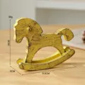 Decorativo cavallo a dondolo in legno vintage giallo per la decorazione della scrivania. - Giallo