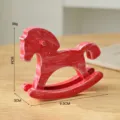 Ornamento di cavallo a dondolo in legno miniatura decorazione da scrivania rosso - Rosso