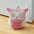 Ferma-porta a forma di gufo a quadri rossi e bianchi con occhi di bottoni, articolo in tessuto. - Forma Lettera Gufo / Rosso rosa