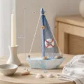 Modello di barca a vela in legno mediterraneo decorazione da scrivania, artigianato blu fatto a mano. - Piccola Barca con Salvagente Rosso
