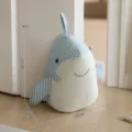 Simpatico fermaporta a forma di squalo in peluche, pesante e decorativo per la cameretta. - Fermaporta Squalo Rigato Azzurro