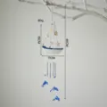 Carillón de viento en forma de velero estilo mediterráneo con conchas y delfines azules. - Estrella de Mar Blanca Azul y Blanco
