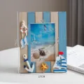 Cornice per foto in legno stile mediterraneo 4x6 pollici decorazione da tavolo con elementi marini. - Barca a Vela Blu Retrò da 6 Pollici Verticale