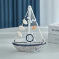 Modello di mini barca a vela mediterranea decorazione da scrivania ornamento in legno con conchiglia - Barca a Vela Conchiglia Vintage Timone Blu Bianco