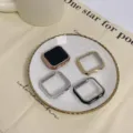 Dettaglio custodia protettiva con strass per Apple Watch, cover rigida brillante cristallo. - Ultra 49mm / Oro rosa