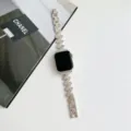 Detailaufnahme des eleganten Edelstahl Wellen Armbands, kompatibel mit Apple Watch. - Sternenlicht - Edelstahl
