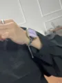 Vue détaillée du bracelet de montre en métal argenté avec strass et chaîne pour montre connectée. - Coquille Bleue Argentée Avec Boîtier Diamant