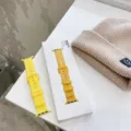 Detailansicht des hellgelben Silikon Sportarmbands mit Webtextur passend fuer Smartwatches. - Zitronengelb