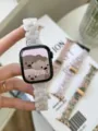 Detailansicht des eleganten weißen Harz Blüten Armbands im Gliederdesign für Apple Watch. - (Serie 10/11 42mm) 38mm/40mm/41mm Universal / Harz Oval - Weiß Muschel