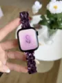 Nahaufnahme eines dunkelvioletten Harz-Gliederarmbands mit einem eleganten floralen Design. - Harz Oval - Rosenviolett