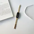 Primer plano detallado de una correa de cadena de metal dorado para pulseras de actividad. - mi3/4 / Dorado