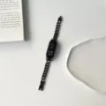 Detalle de correa de cadena de metal negro para pulsera inteligente en fondo minimalista. - mi3/4 / Negro