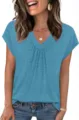 Primer plano detalle camiseta mujer azul cuello V manga corta ajuste cómodo tejido suave. - Verde azulado