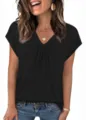 Detalle de camiseta negra de manga corta con cuello en V que muestra tela suave y corte. - S / Tops / Negro