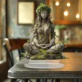 Primo piano della statuetta dea albero in meditazione, decoro natura su supporto acrilico. - Ornamento Ragazza Albero