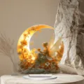 Dettagli squisiti della bellissima decorazione da scrivania con angelo e luna in acrilico. - Ragazza della Luna