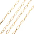 Primer plano detallado de cadena de joyería ovalada de acero inoxidable dorado. - Cadena de Alambre Triangular Ancha Dorada