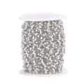 Rollo de cadena de cuentas de acero inoxidable con pequeñas cuentas de esmalte blanco. - Cadena de acero con cuentas blancas