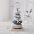 Mediterrane gestapelde stenen kandelaar met houten basis en zeestar kustdecoratie. - Blauw-Wit Stenen Kandelaar