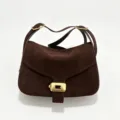 Dunkelbraune Wildleder Umhängetasche für Damen, stilvolle Tasche mit schickem Gold Metallverschluss. - Samt-Stil / Kaffeebraun