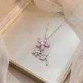 Detalle en primer plano del colgante de doble flor de circonita rosa y fina cadena de plata. - Flor Color Acero X1319