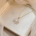 Elegante collar de clavícula chapado en oro con colgante de flor de circonita para mujeres. - Estilo Flor X2108 / Dorado