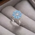 Exquisito anillo de flor de esmalte azul con circons brillante en tono plateado detalle. - Anillo (J0356) / Azul Acero