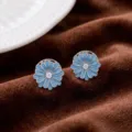 Exquisitos pendientes de tuerca con flor de esmalte azul y circonita brillante mujer. - Pendiente de Botón (E1144) / Azul Acero