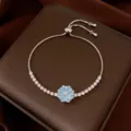 Preciosa pulsera plateada ajustable con una flor de esmalte azul y circonitas brillantes. - Pulsera Ajustable (TS0281) / Azul Acero