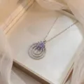 Primer plano del elegante collar de plata con colgante de flor de circonita morada. - Estilo X1394-2 / Púrpura Acero
