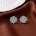 Pendientes de botón de flor azul claro para mujer, elegantes joyas de circonita dorada. - Pendiente de Botón (E1145) / Azul Dorado