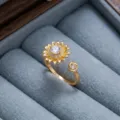 Detalle exquisito del anillo abierto de girasol dorado con brillantes piedras de circonita. - Anillo Abierto (J0320) / Girasol