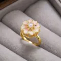 Anillo de flor dorada con perla y pétalos de esmalte rosa, elegante accesorio. - Anillo (J1186) / Rosa-1