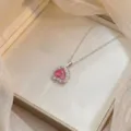 Detalle de collar de circonita con corazón rosa chic, elegante joya de cadena plateada. - Rojo Acero