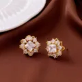 Exquisitos pendientes de racimo de circonita cubica dorada con piedras cuadradas y marquise. - Pendiente de Botón (E0879) / Dorado