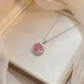 Detalle de un collar de plata con un colgante Fu de esmalte rojo y circonitas brillantes. - Dragón de la Suerte Acero