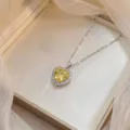 Detailansicht der eleganten herzförmigen gelben Zirkon Anhänger Halskette in Geschenkbox. - Silber Gelb Herz Stil (X1216)