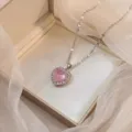 Nahaufnahme einer funkelnden rosa Herz-Kristall-Halskette in einer eleganten Geschenkbox. - Silber Rosa Herz Stil (X1216)