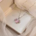 Detailaufnahme der exquisiten Halskette mit rosa Zirkonia-Herzanhänger auf Stoff. - Silber Rosa Herz Stil (X1251)