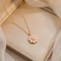 Elegante collar con colgante de flor de esmalte rosa dorado con perla detalle variante. - Rosa